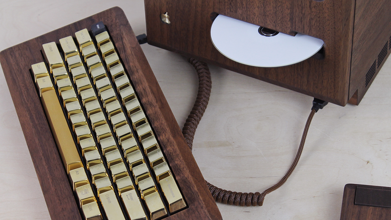 Illustration for article titled A Wooden Macintosh Replica Proves the Original Deserved a Flashy Gold Keyboard